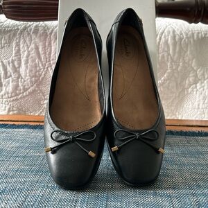Clark black leather ballet flat shoes.